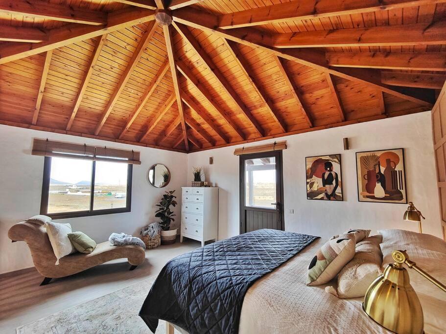 No 2. Stunning 4-Bedroom Villa with Large Pool - Housity