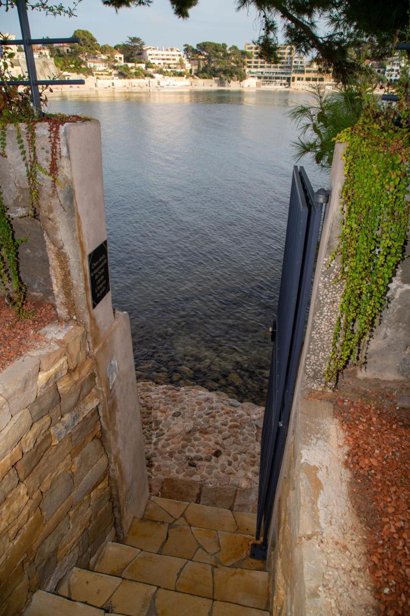 une porte menant à une masse d'eau avec une porte dans l'établissement Splendid Hôtel & Spa, à Bandol 157 autres photos
