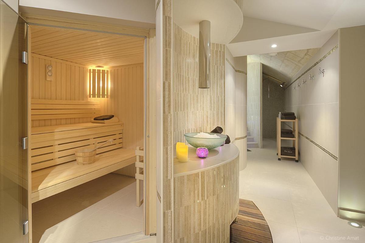 une salle de bain avec une baignoire et une vasque sur un comptoir dans l'établissement Hôtel de Sèze & Spa Bordeaux Centre, à Bordeaux