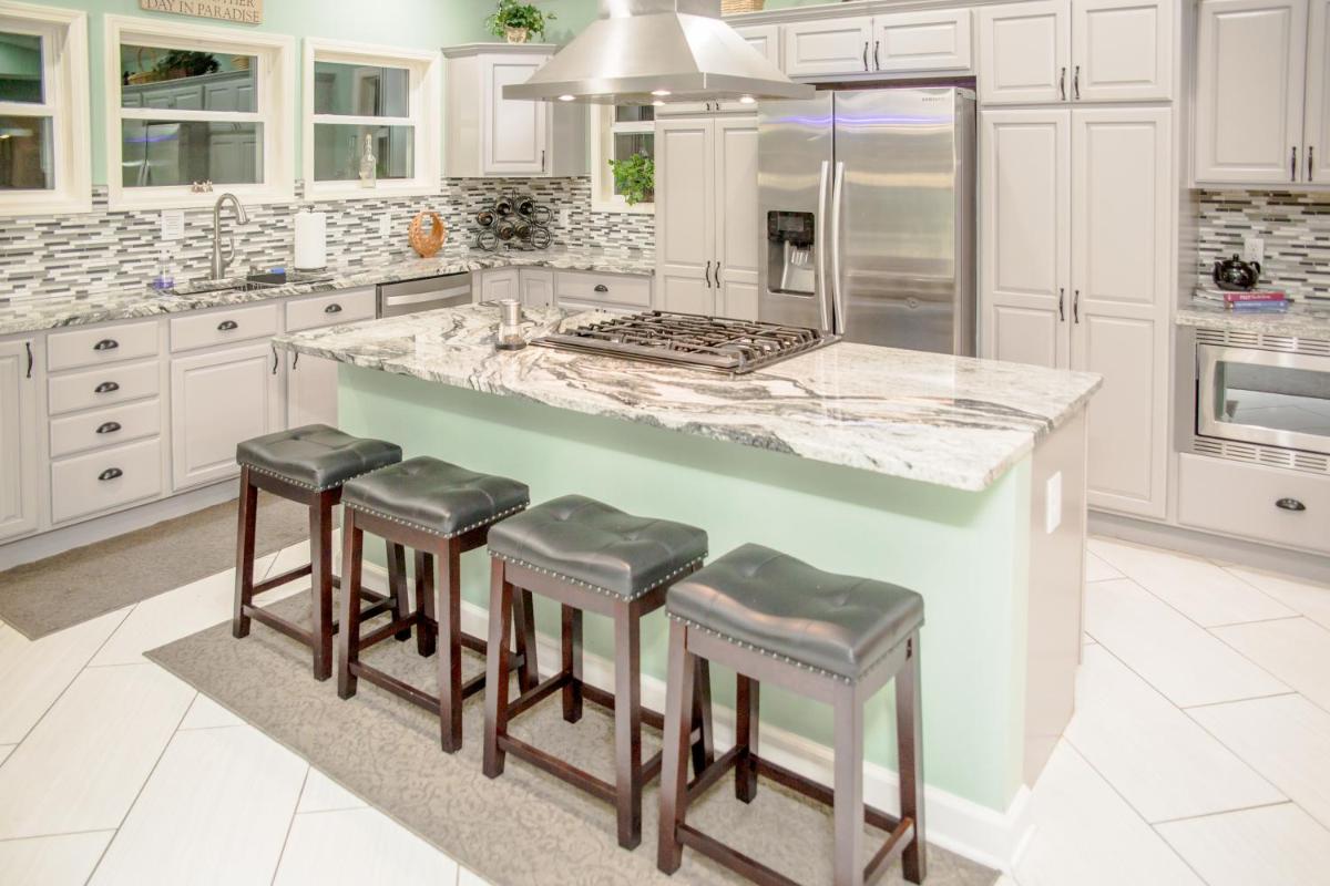 Huge Home and Yard Perfect For Groups & Families! - Housity