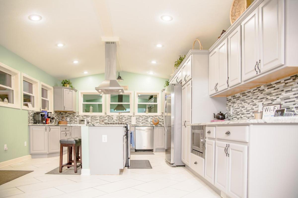 Huge Home and Yard Perfect For Groups & Families! - Housity