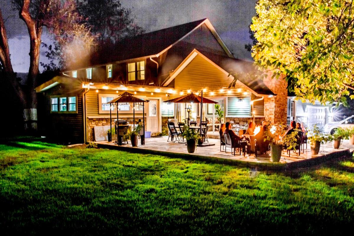 Huge Home and Yard Perfect For Groups & Families! - Housity
