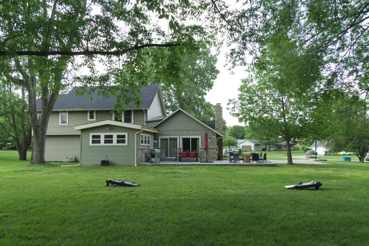 Huge Home and Yard Perfect For Groups & Families! - Housity
