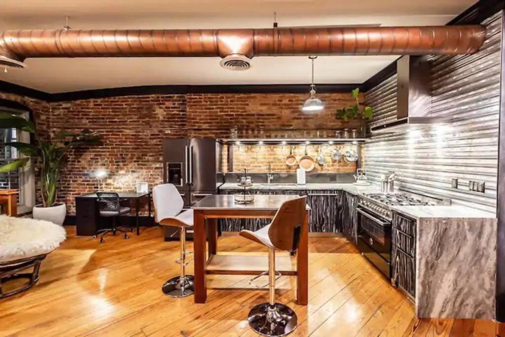 Luxury 2 BR 2 Bath Downtown Paducah Condo - Housity