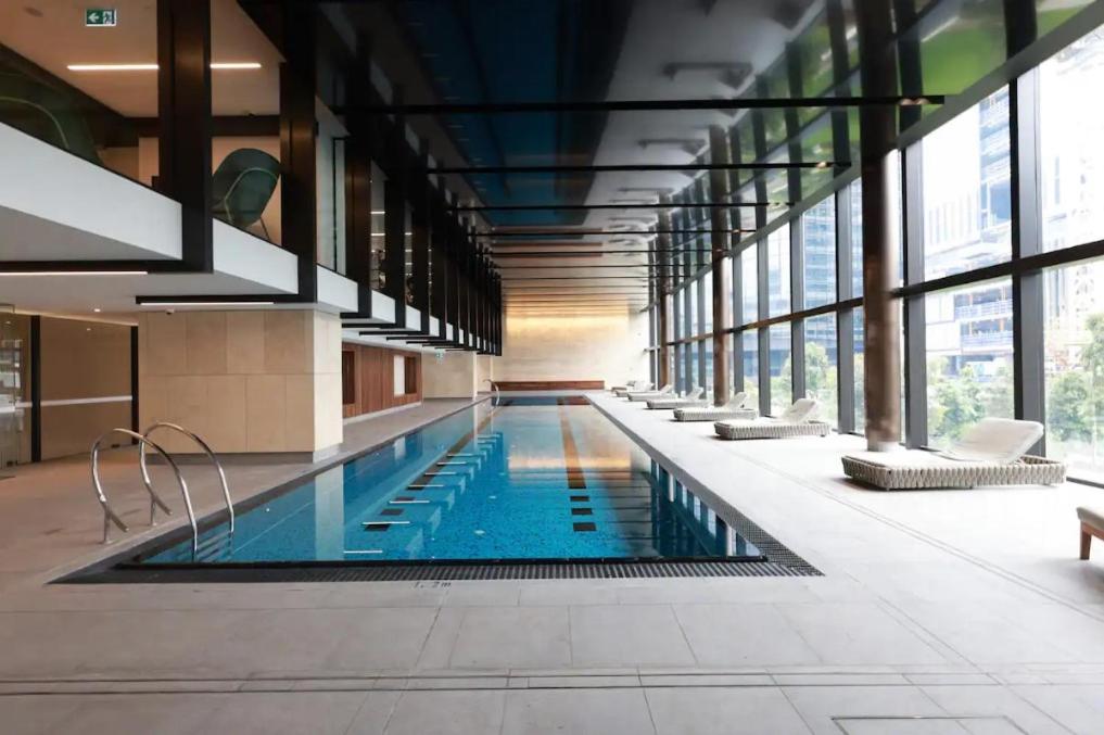 Suitetrails - Brand new 2-BR Yara river ocean view +Free parking