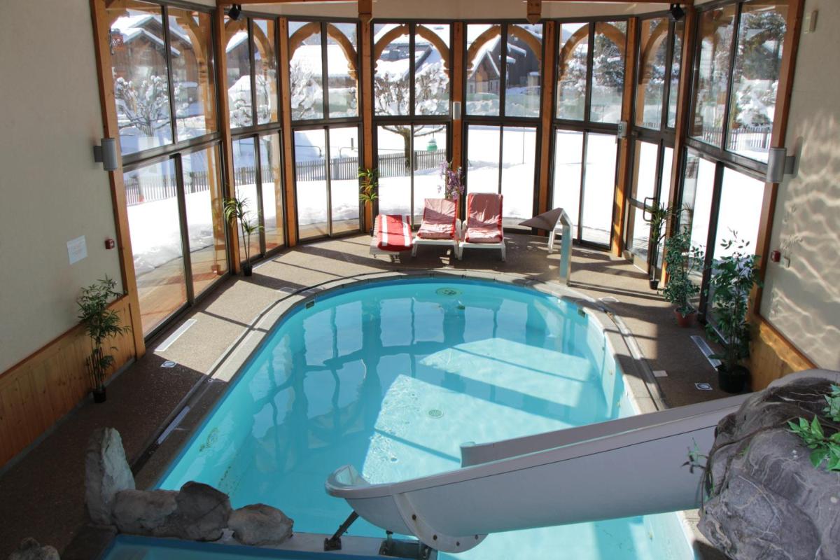 Piscine de l'établissement Chalet-Hôtel Neige et Roc, The Originals Relais ou située à proximité