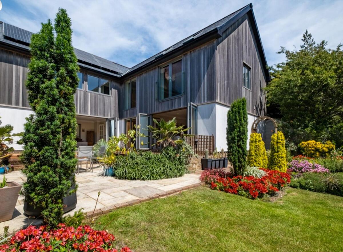 Stunning 5-bed 3-bath house close to the sea! - Housity