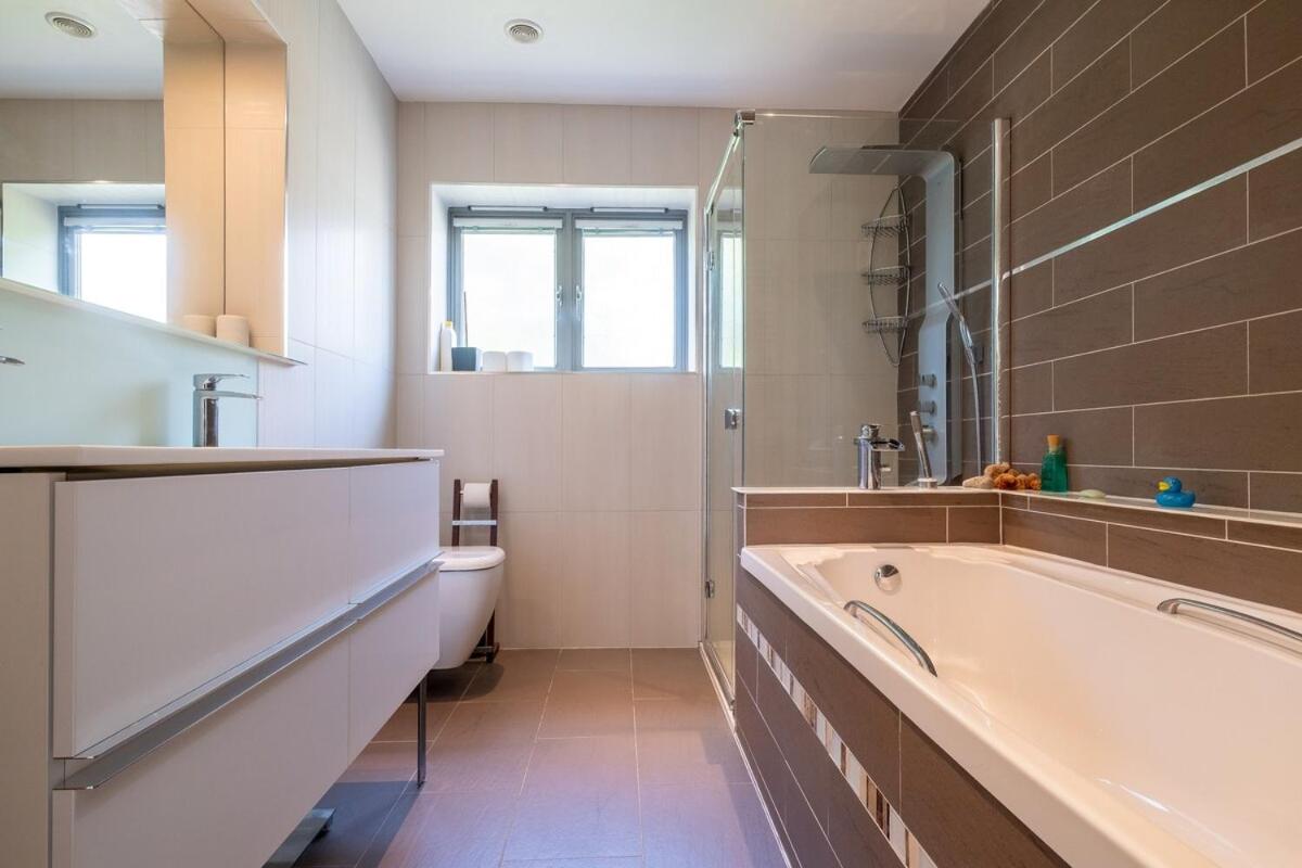 Stunning 5-bed 3-bath house close to the sea! - Housity