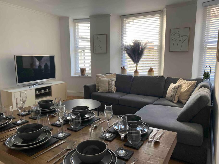 Charming Apartment BARBICAN/HOE PARKING,Courtyard! - Housity