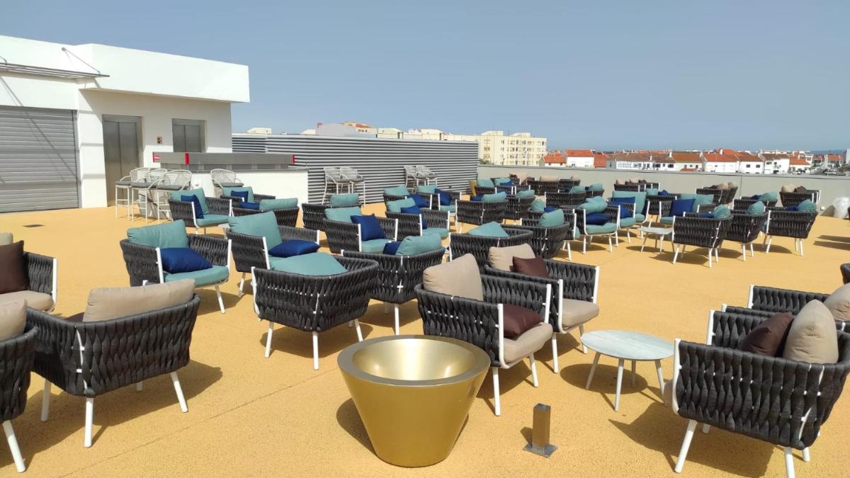 Uma área de estar em Sines Sea View Business & Leisure Hotel