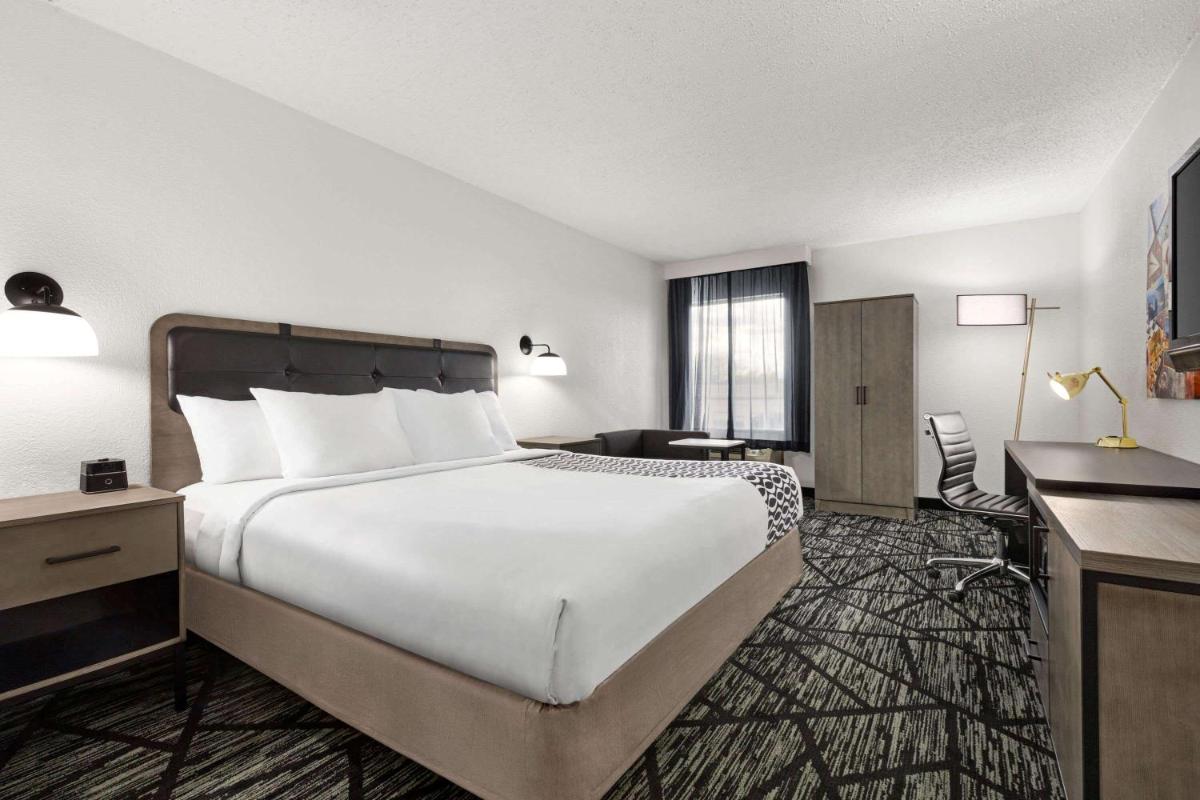 La Quinta Inn & Suites by Wyndham Cleveland Airport West - Housity