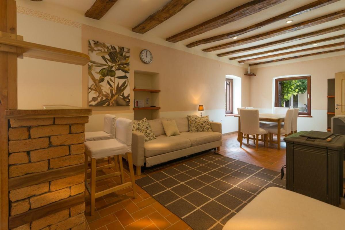 Polovnik House - Housity
