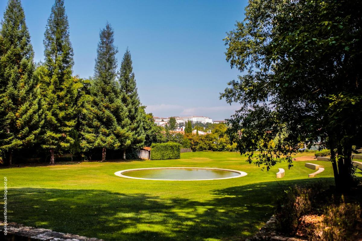 Um jardim no exterior de Hotel Quinta das Lagrimas - Small Luxury Hotels