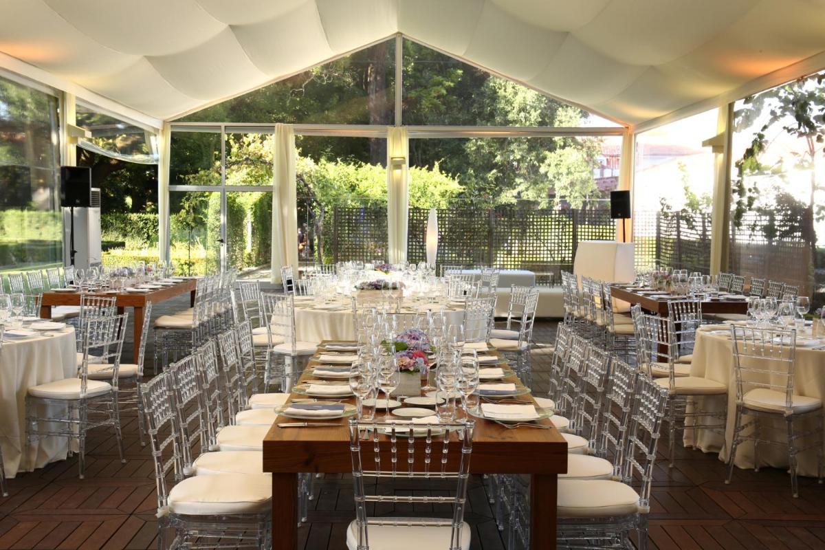 uma sala de jantar com mesas e cadeiras em uma tenda em Hotel Quinta das Lagrimas - Small Luxury Hotels em Coimbra
