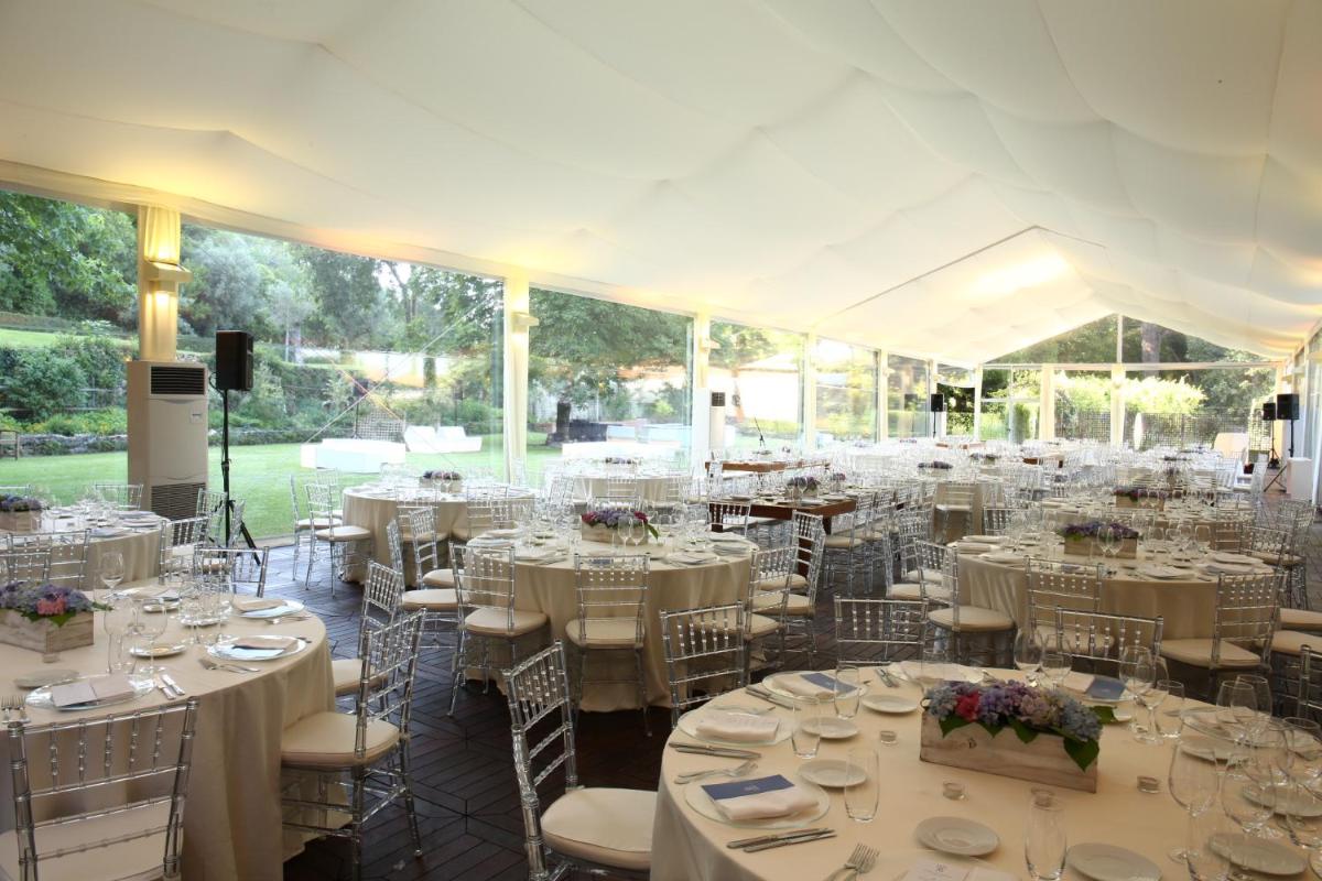 Um restaurante ou outro lugar para comer em Hotel Quinta das Lagrimas - Small Luxury Hotels