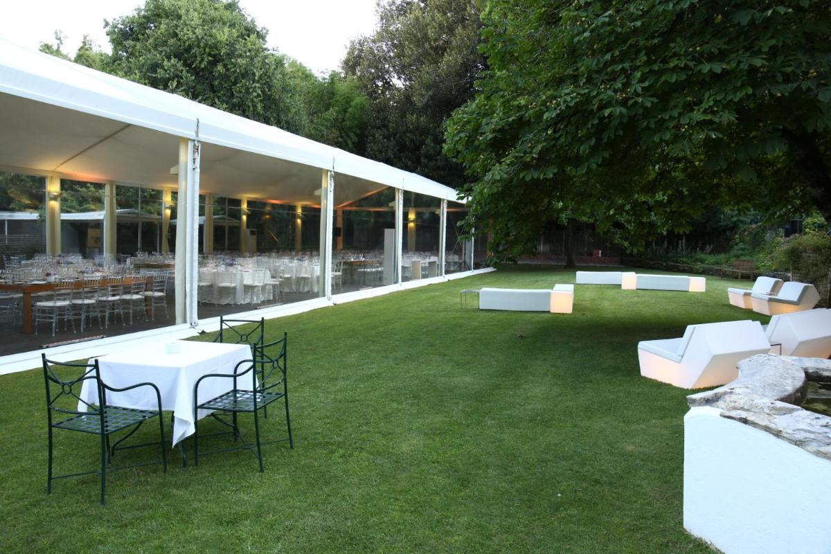 Um jardim no exterior de Hotel Quinta das Lagrimas - Small Luxury Hotels
