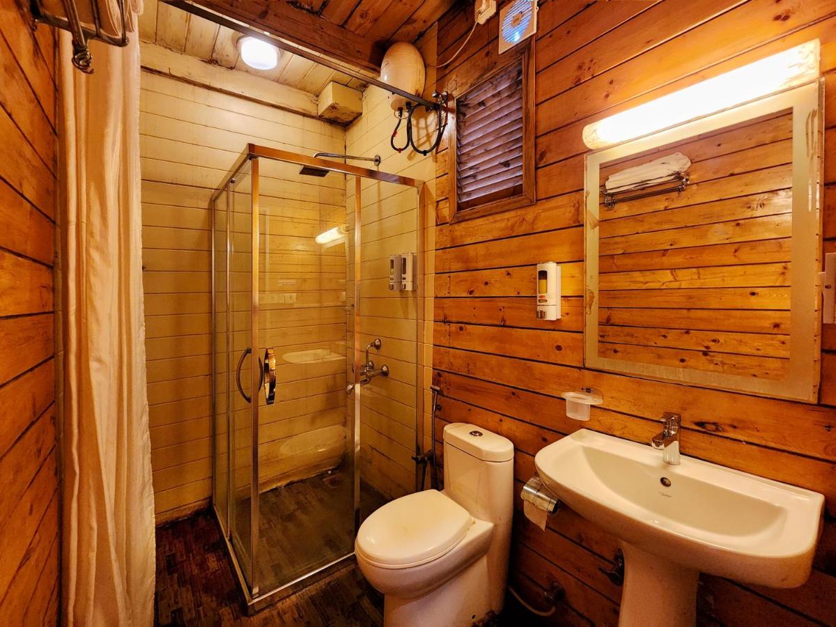 La Vie Woods- couples/families only - Housity