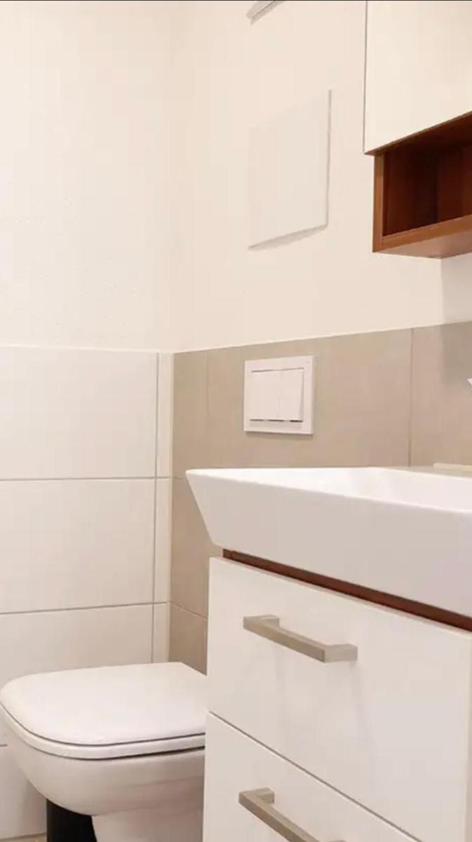 Gehobenes Apartment mit Balkon - Housity