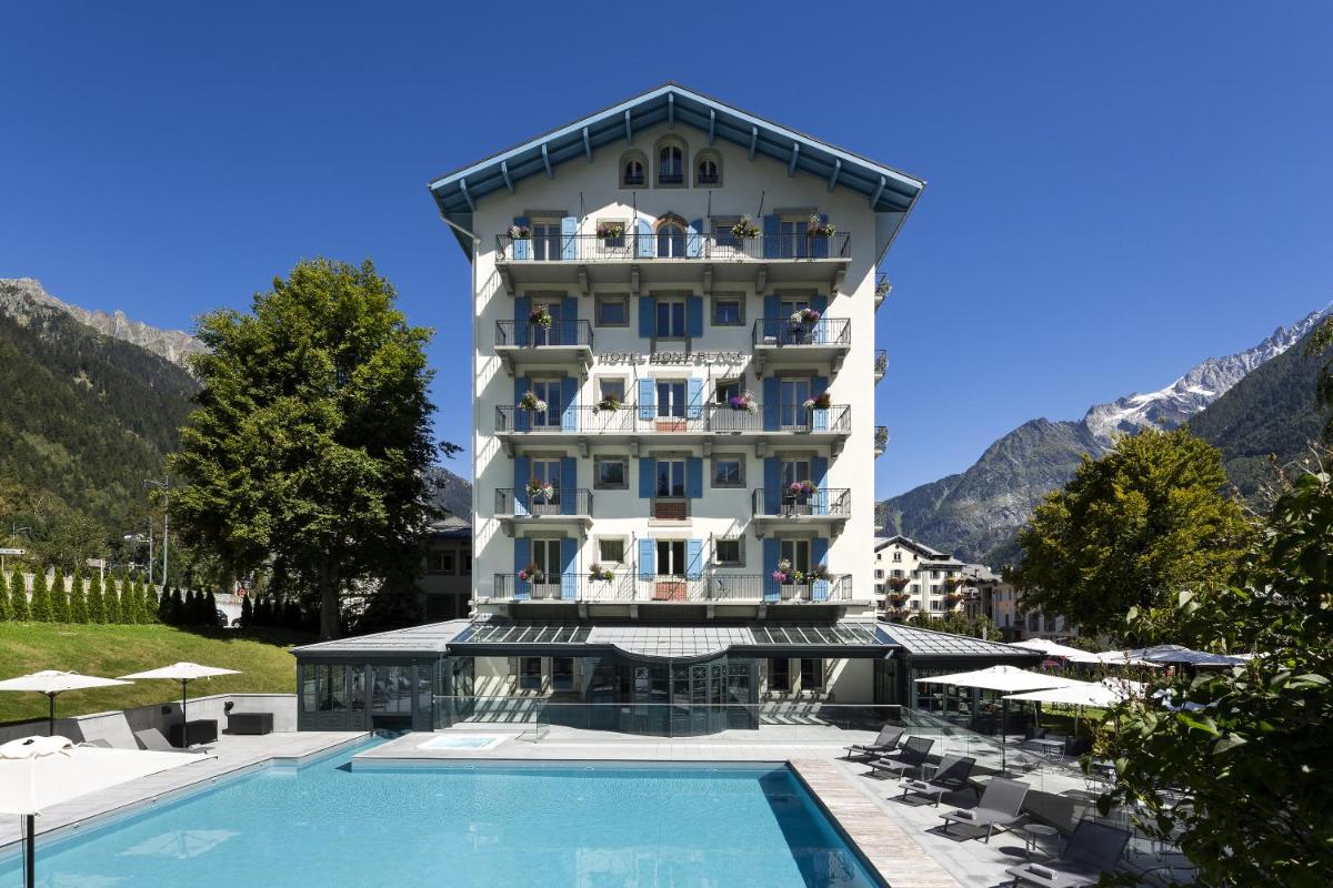 un hôtel avec une piscine devant un immeuble dans l'établissement Hôtel Mont-Blanc Chamonix, à Chamonix-Mont-Blanc