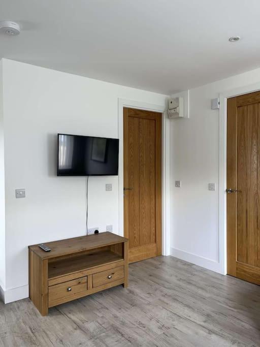 Lovely one bed, open plan studio apartment. - Housity