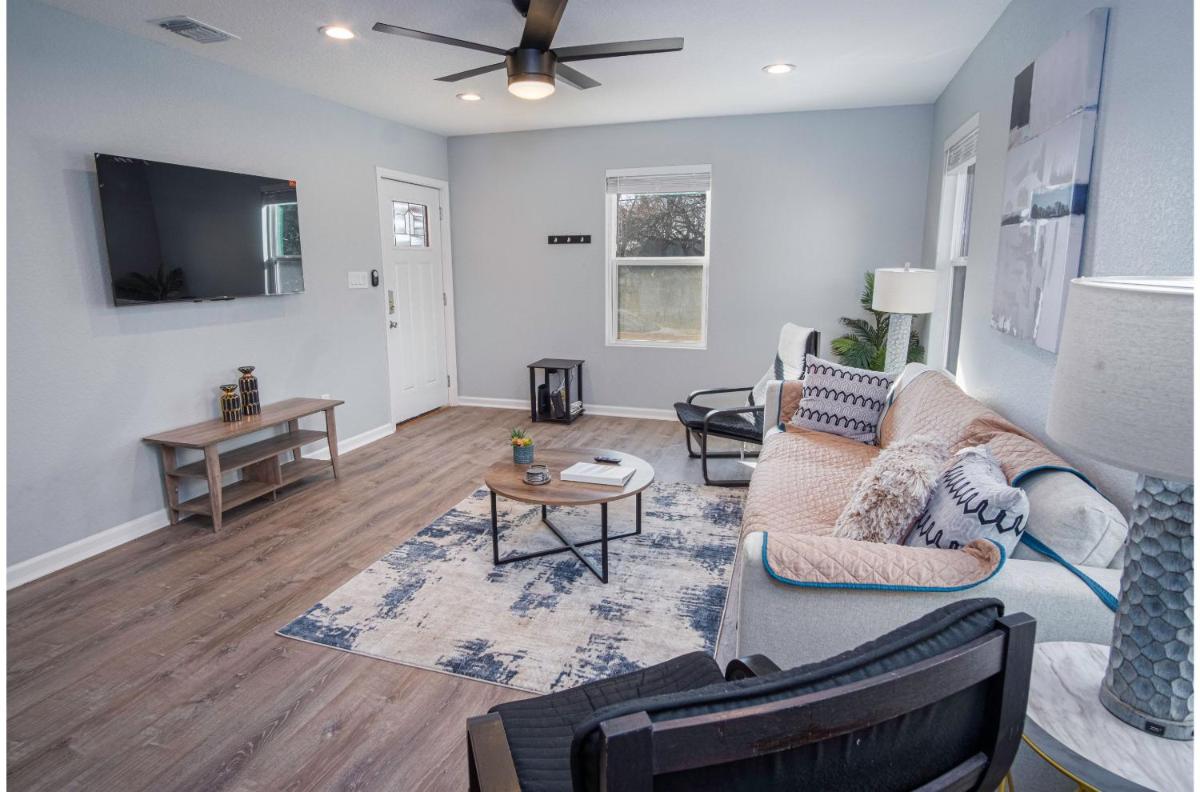 Adorable 4BR 2BA Close to Riverwalk and Downtown - Housity