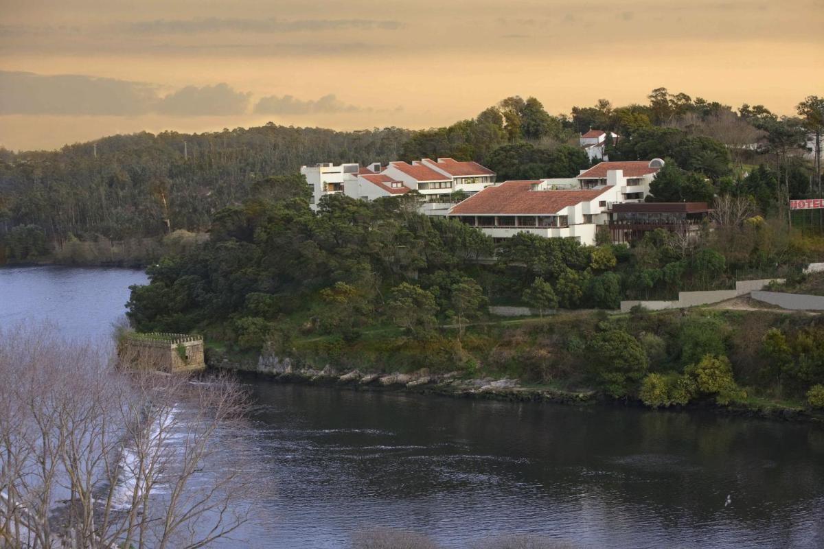 um grupo de casas numa colina junto a um rio em Santana Hotel & SPA em Vila do Conde