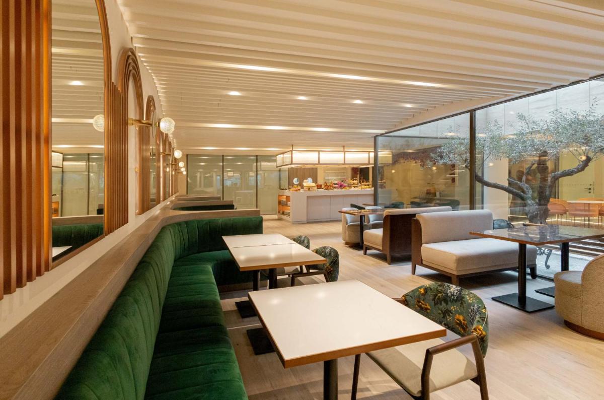 Uma área de estar em LUSTER Hotel