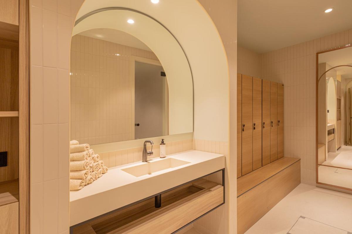 Uma casa de banho em LUSTER Hotel