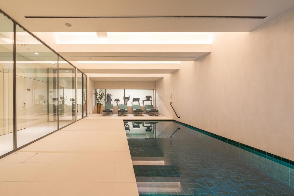 A piscina em ou perto de LUSTER Hotel