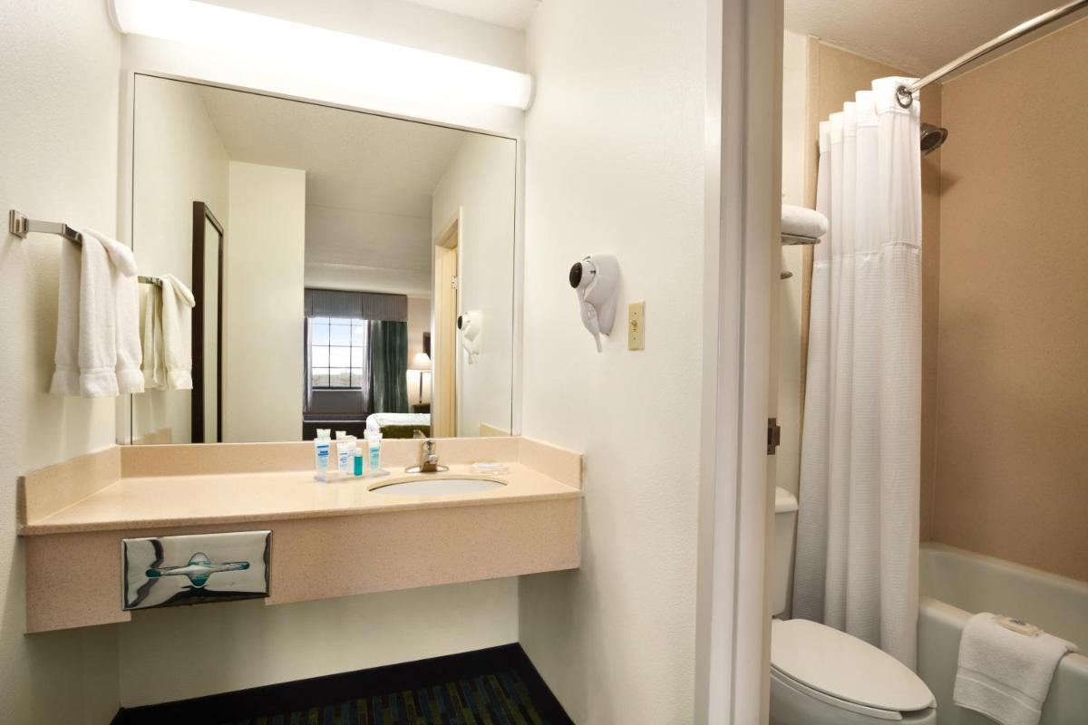 Wyndham Garden Wichita Downtown - Housity