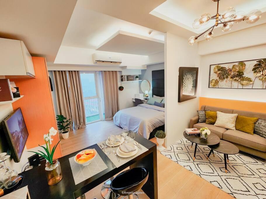 Suitetrails - NEW Modern Venice Best View and Balcony, Fast Wifi at McKinley Hill 1BR interconnected to Venice Grand Canal Mall