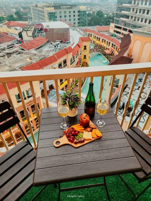 Suitetrails - NEW Modern Venice Best View and Balcony, Fast Wifi at McKinley Hill 1BR interconnected to Venice Grand Canal Mall