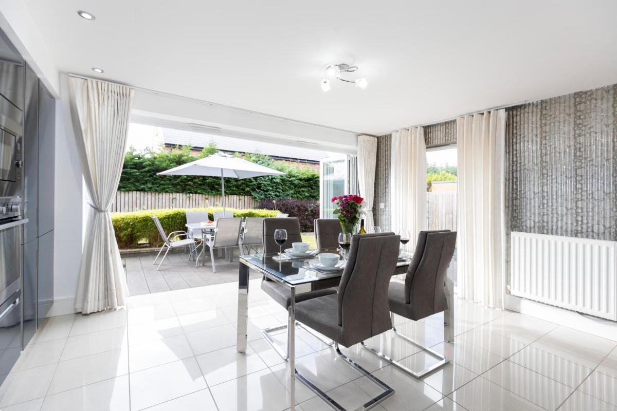 Suitetrails - 4 Bed 2 Bath Luxury Home in County Durham
