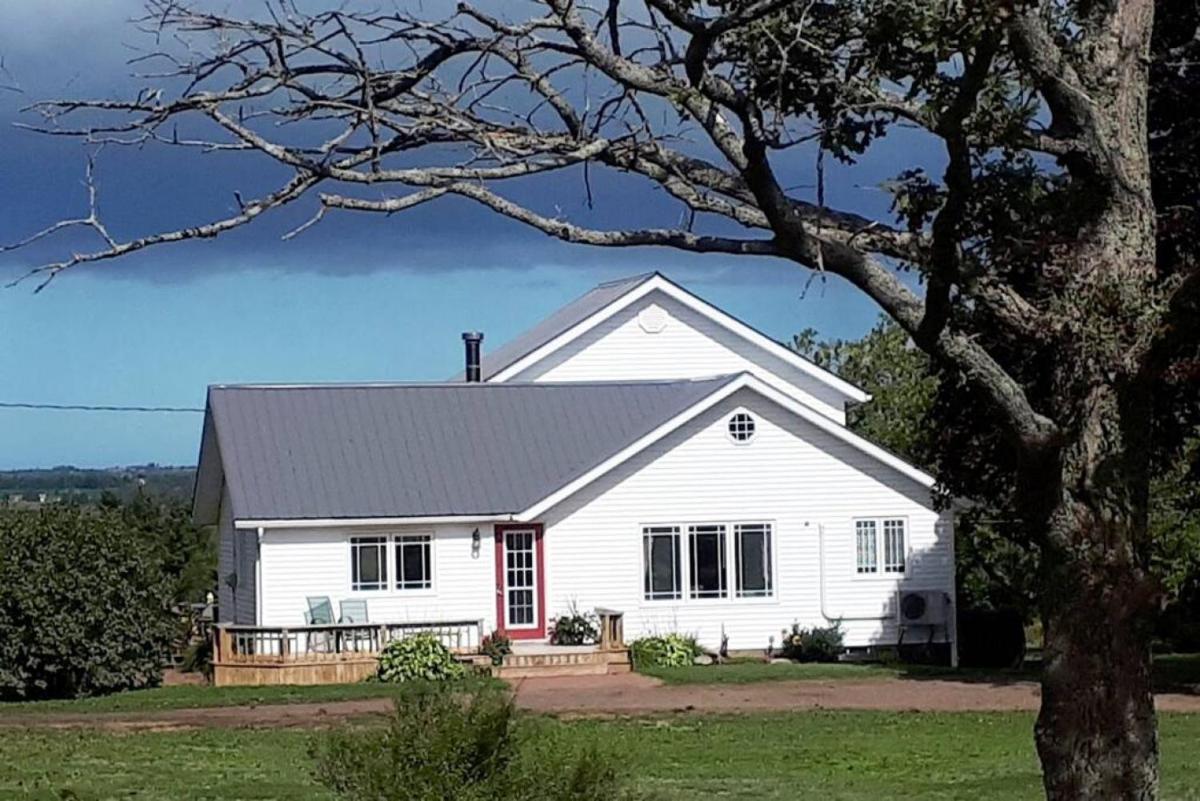 Golfers Haven 4 bd 20 min Chtown Central PEI - Housity