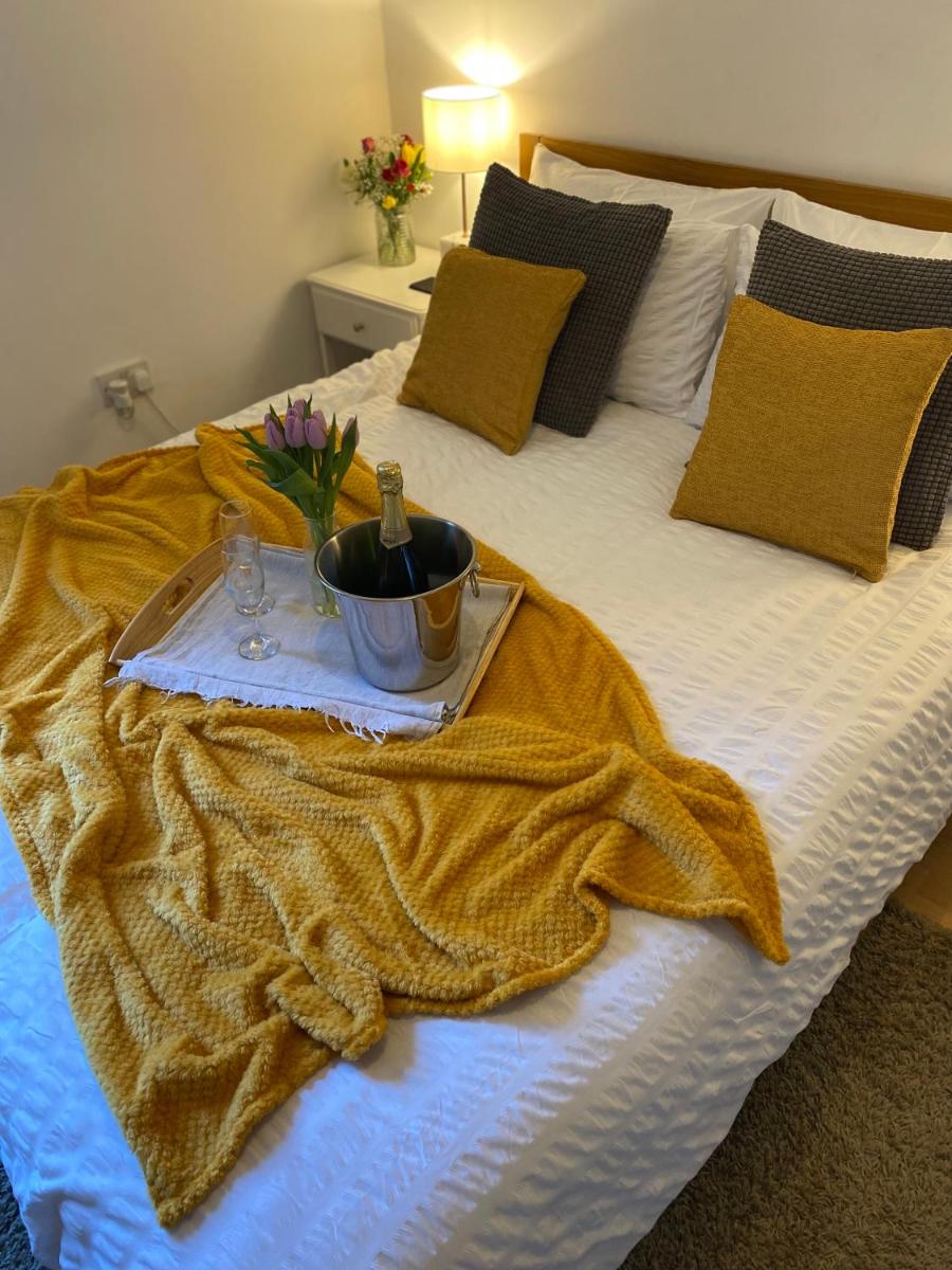 Guest bedroom with king size bed in Brixton - Housity
