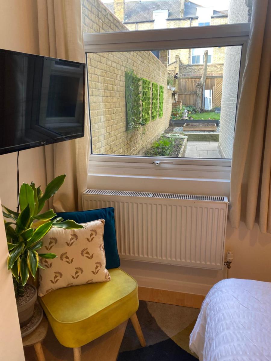 Guest bedroom with king size bed in Brixton - Housity