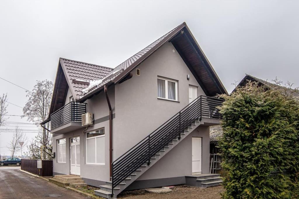 Nannie Apartaments Skenges - Housity