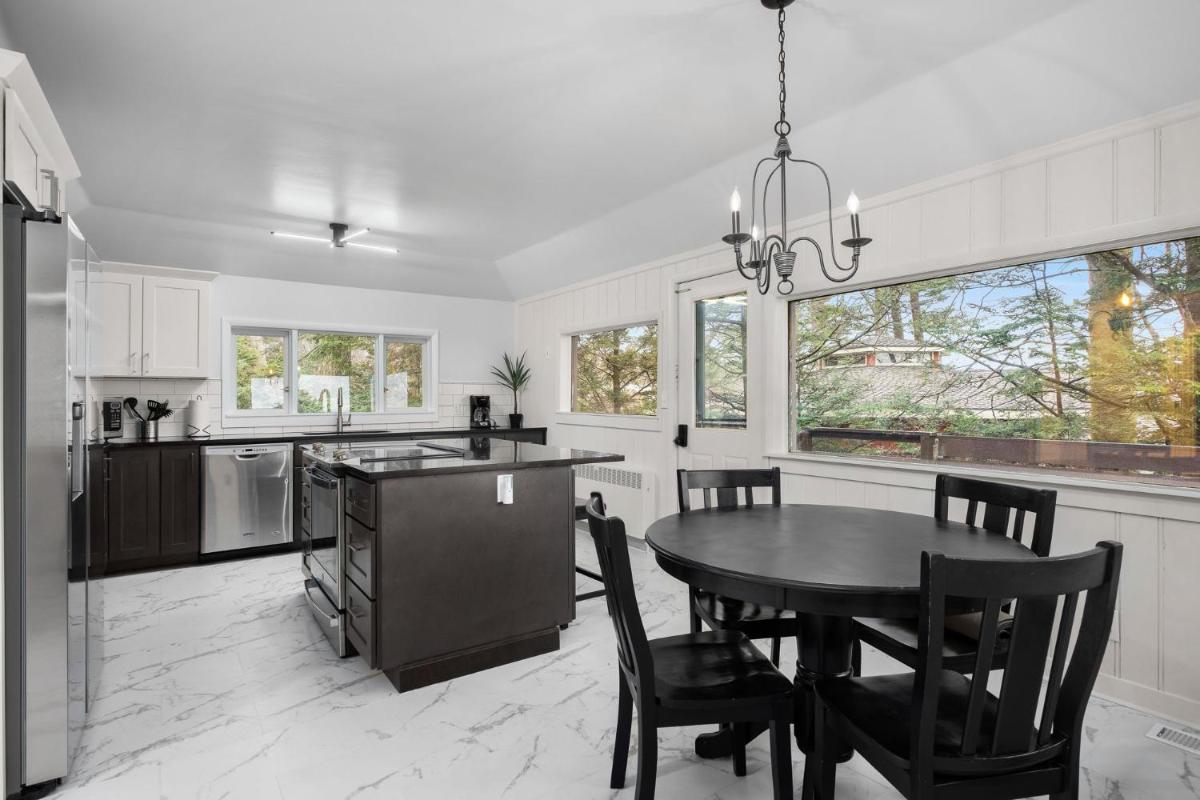 Lakefront House by Michigan Waterfront Luxury Properties - Housity