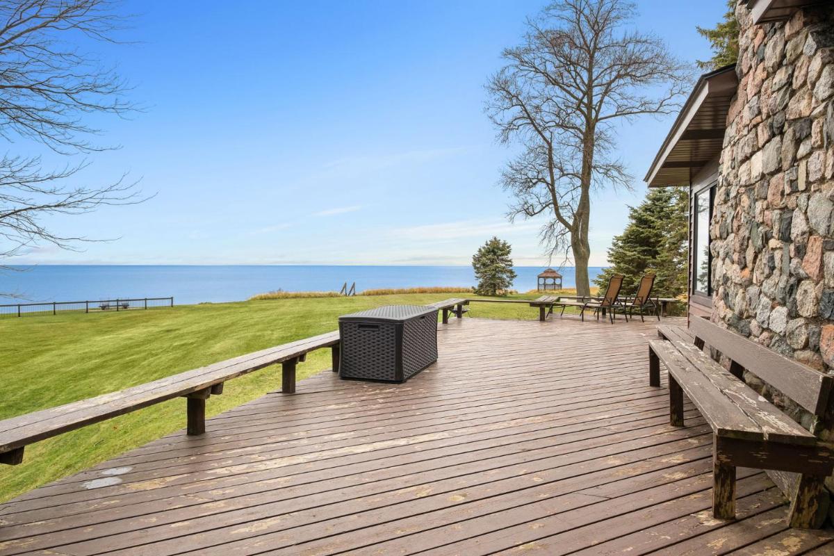 Lakefront House by Michigan Waterfront Luxury Properties - Housity