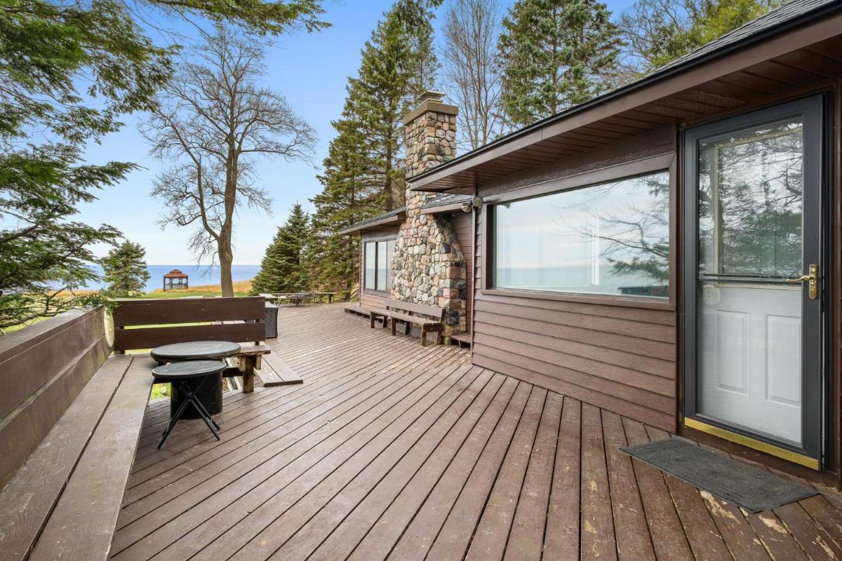 Lakefront House by Michigan Waterfront Luxury Properties - Housity