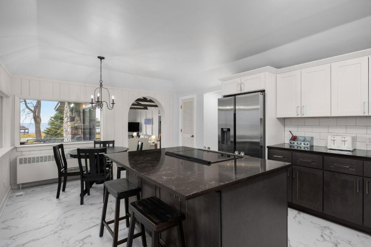 Lakefront House by Michigan Waterfront Luxury Properties - Housity