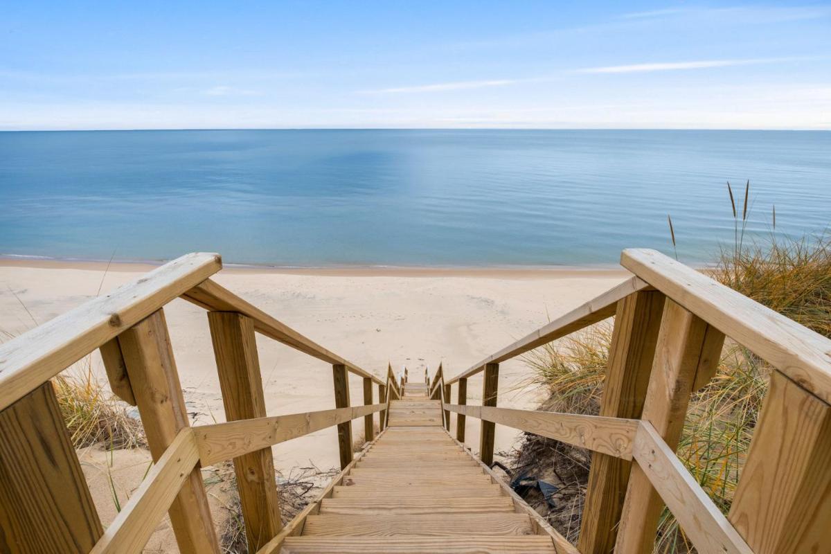 Lakefront House with Private Beach by Michigan Waterfront Luxury Properties - Housity