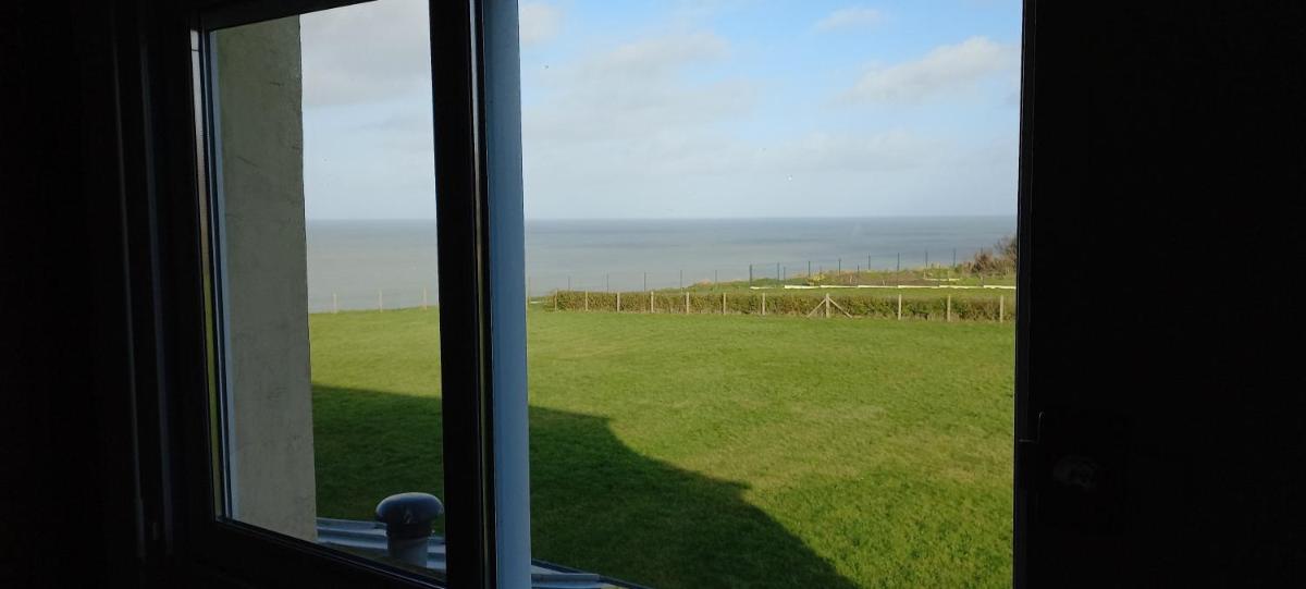 Maison avec jardin clos, vue sur mer depuis falaise - Housity
