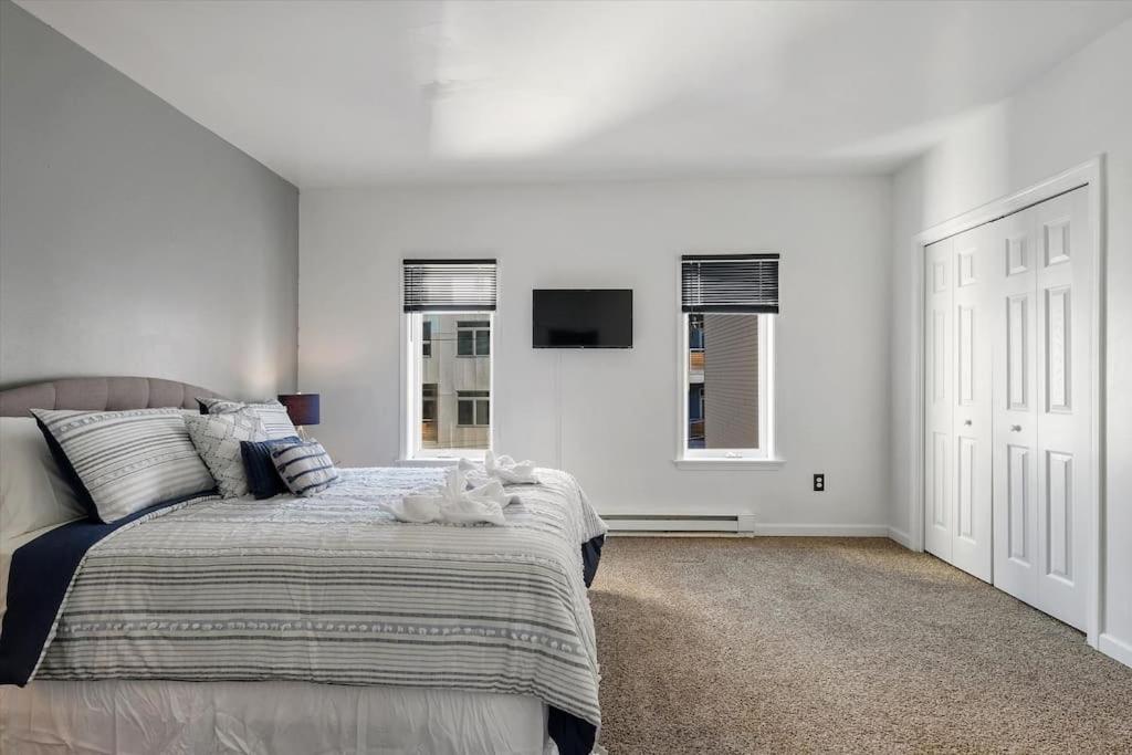 Massive Private Townhouse 2 Mins From Everything! - Housity