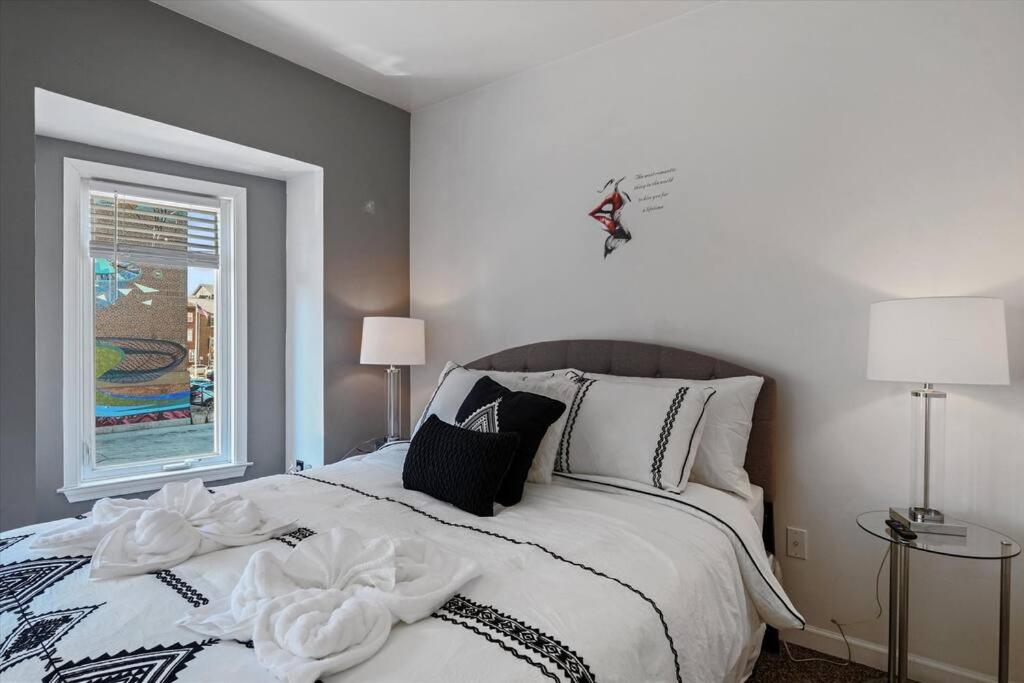 Massive Private Townhouse 2 Mins From Everything! - Housity