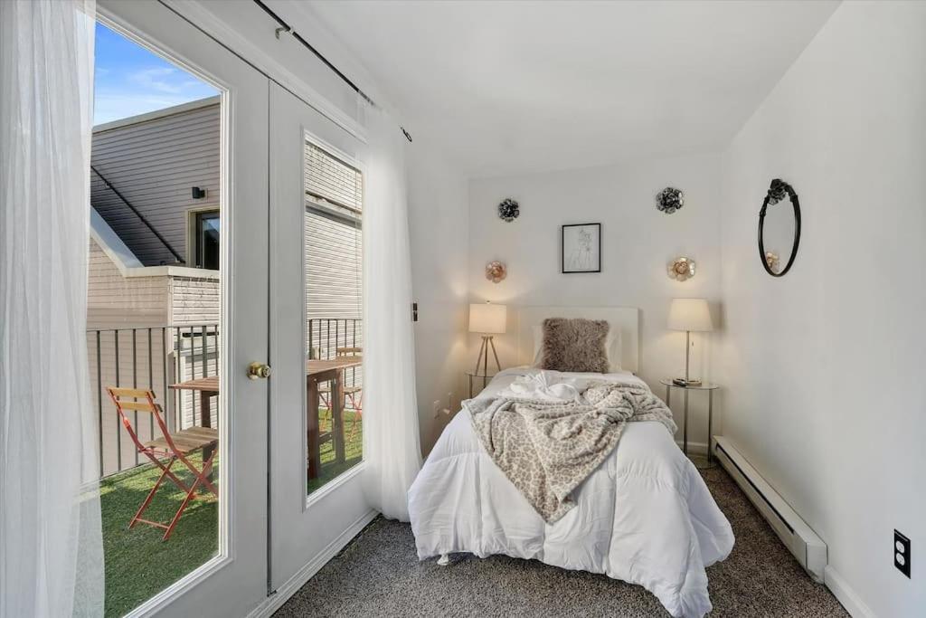 Massive Private Townhouse 2 Mins From Everything! - Housity