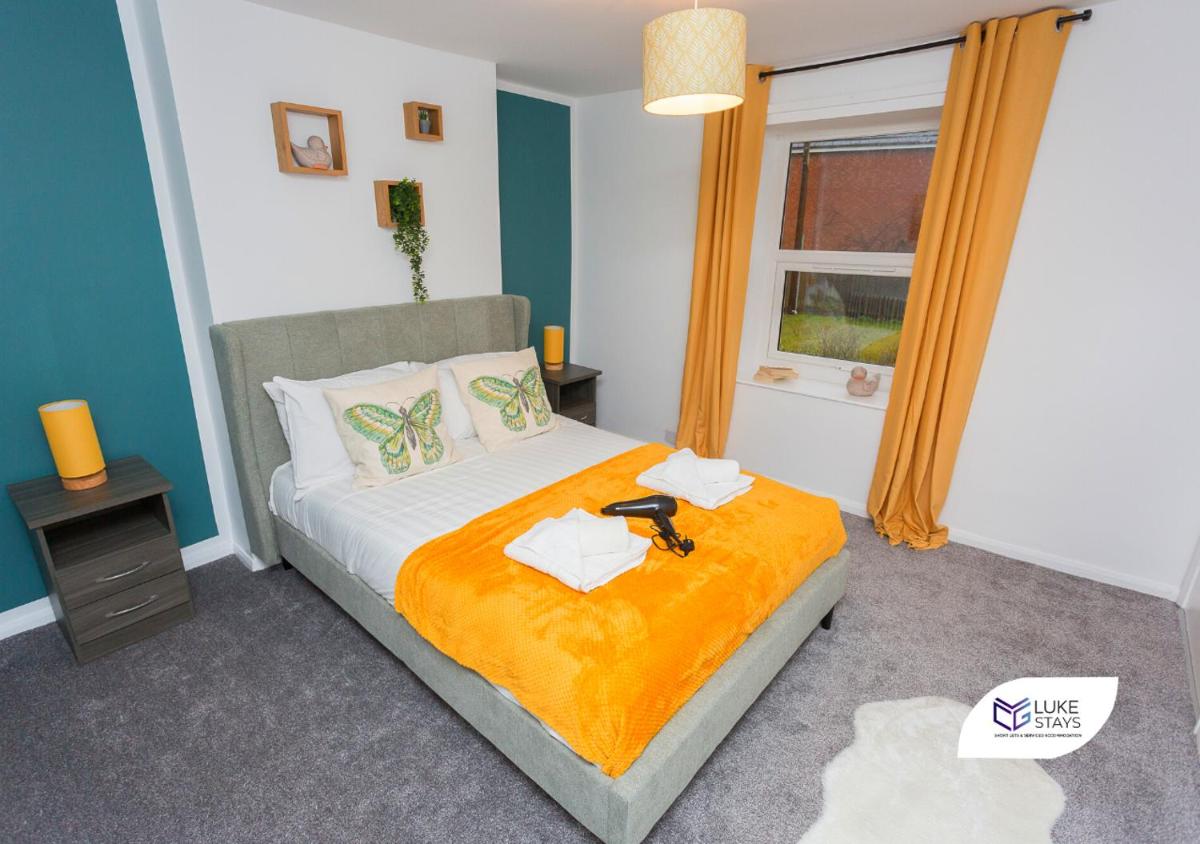 Luke Stays - Good Station Cottages - Housity