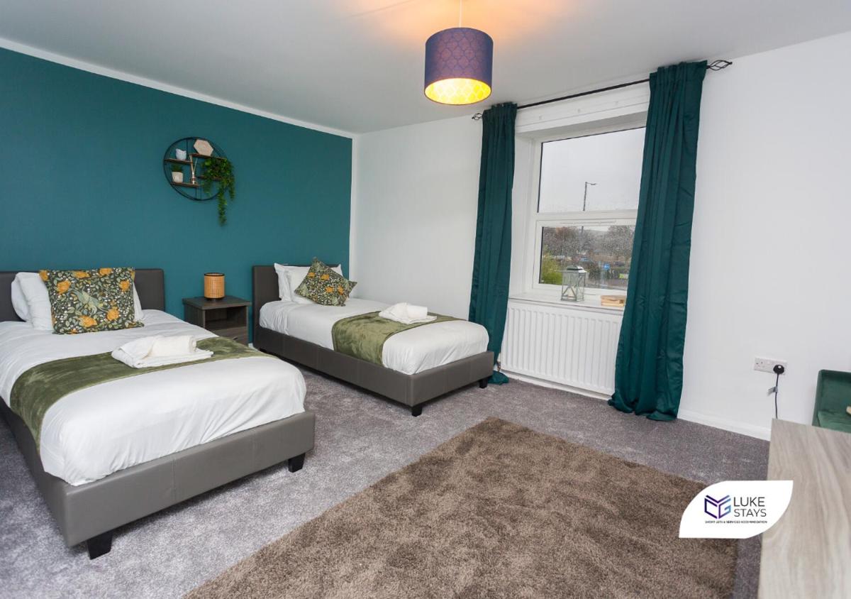 Luke Stays - Good Station Cottages - Housity