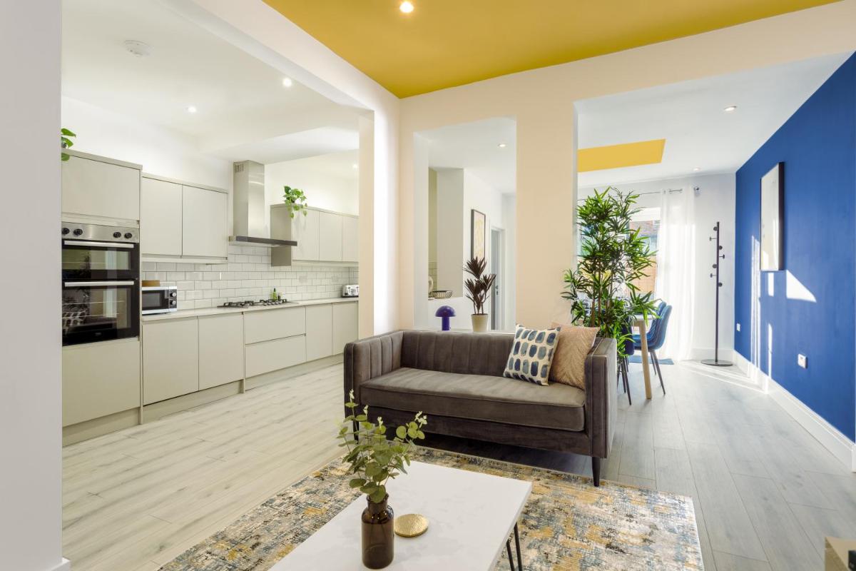Heyshott Manor - Luxury 5 bedroom house in Portsmouth - Housity
