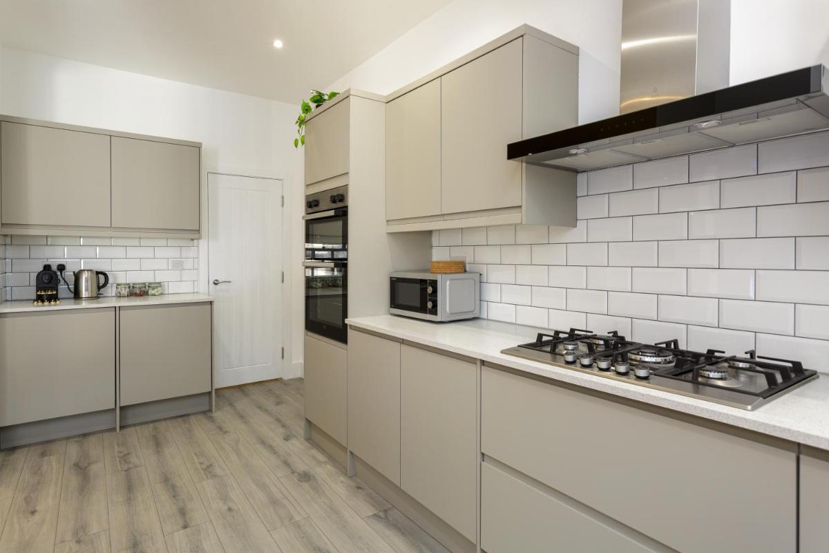 Heyshott Manor - Luxury 5 bedroom house in Portsmouth - Housity